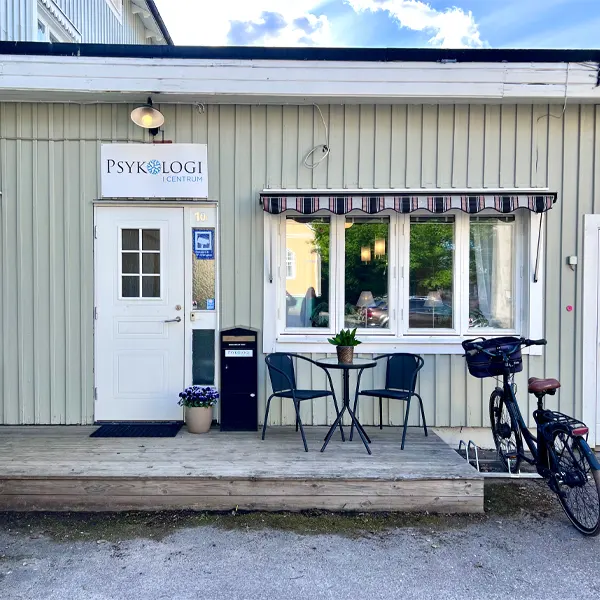 Bild på en husfasad med en cykel vid porten