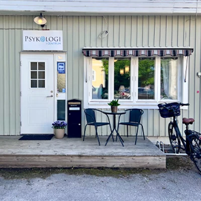 Bild på en fasad med en cykel bredvid porten