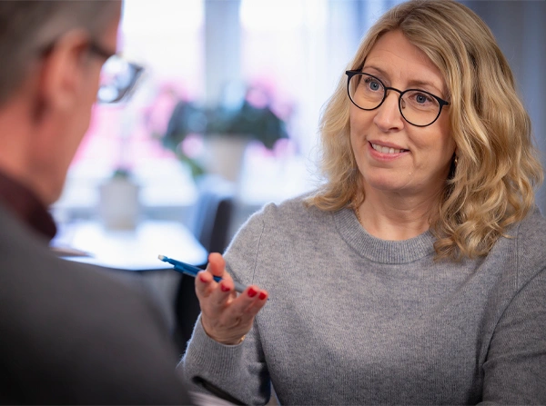 Bild på psykolog Lena Norell som samtalar med en klient